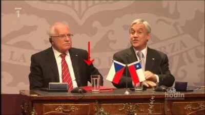 It's been 10 years since Czech president Klaus &quot;stole&quot; ceremonial pen in Chile and looked so happy about it