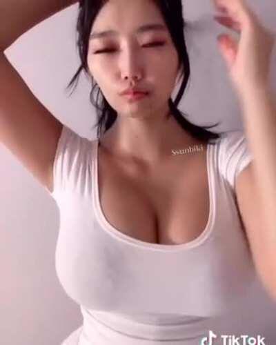 Ssunbiki Bouncing Her Big Boobs