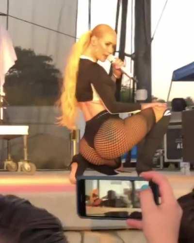 Iggy Azaleas is thicker than a bowl of oatmeal.