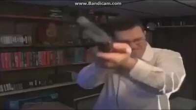 Aca esta el clip de el AVGN disparando que he estado usando en mis memes