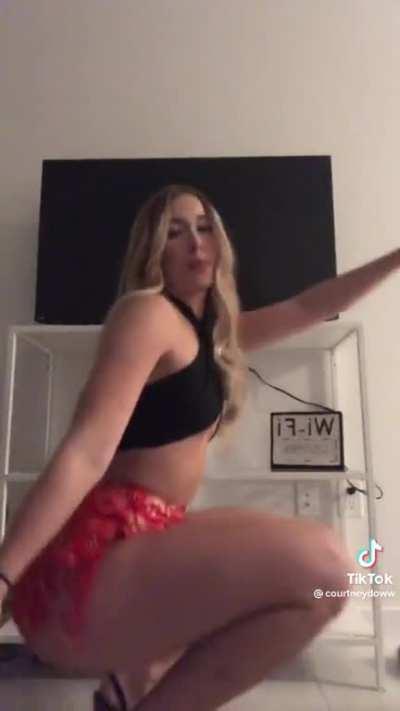 courtneydoww putting on a show