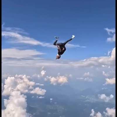 This Sky walk almost looks fake 