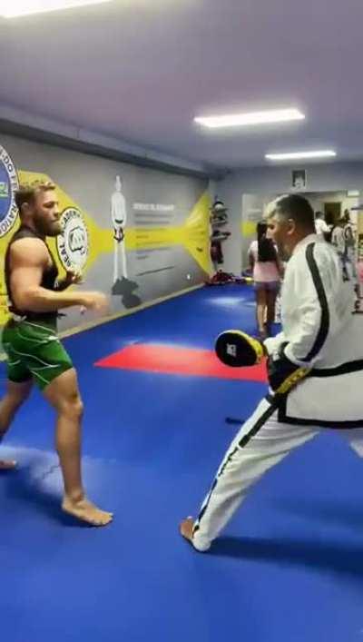 Conor McGregor recently visited a Taekwondo gym. They posted this nice clip!