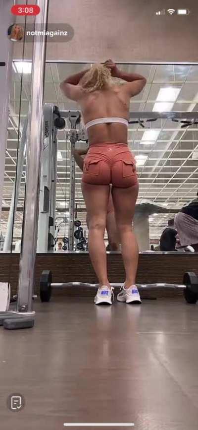 Sexy latina working out (part 1)