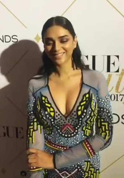 Aditi Rao hydari's Sexy Cleavage Show🤤🤤💦💦🥵 Watch in full screen