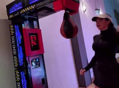 Lydia Violet scored a 999 at a Boxing Machine, Can you believe it?