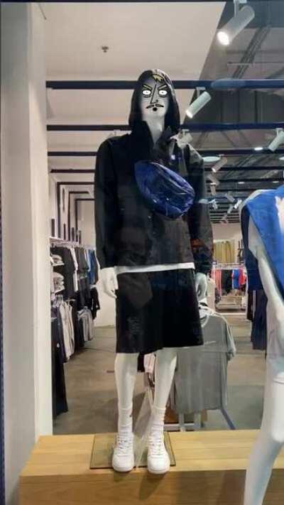 Mannequin doesn’t like to be looked at