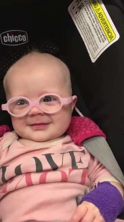 The first time baby tried on her glasses and saw her mom clearly