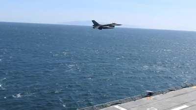 F-16 flyby from the deck of TCG Anadolu, the Sea of Marmara [Video]