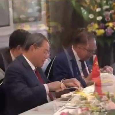 李强访问马来 与马总理吃榴莲