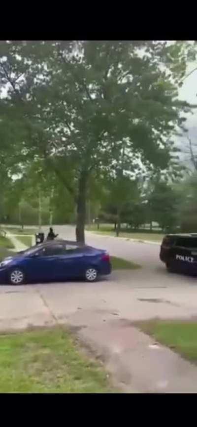 HMF while I show my fat ass to the cops