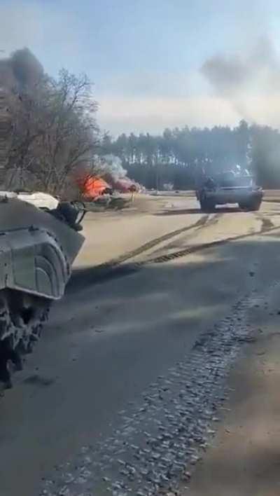 [26/02/2022] Ukrainian 80th Air Assault Brigade troops, BMP-1s* and T-64BVs’ having attacked vehicles of the Russian 5th Guards Tank Brigade, just outside of Ivankiv. The Ukrainians here are at the south end of the intersection along the P-02 and the Russ