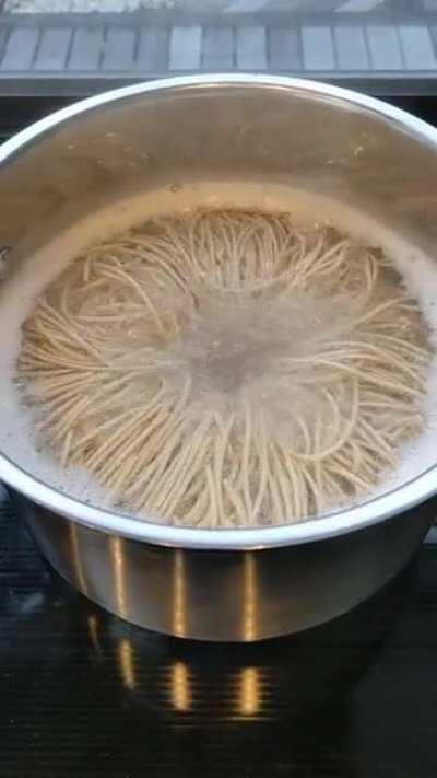 The weird and satisfying way my soba noodles were boiling.