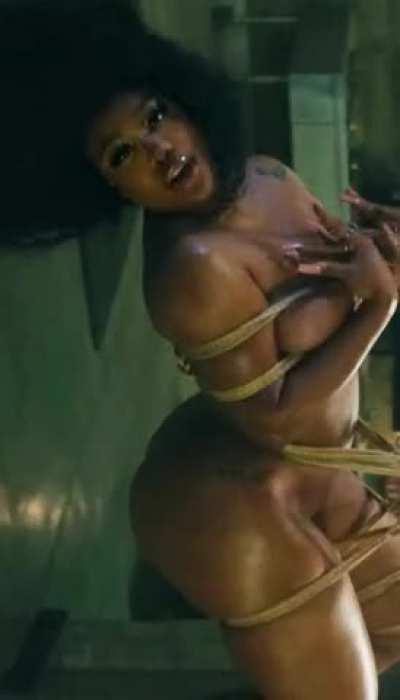 good god singer Sza in her new music video. that body drives me insane