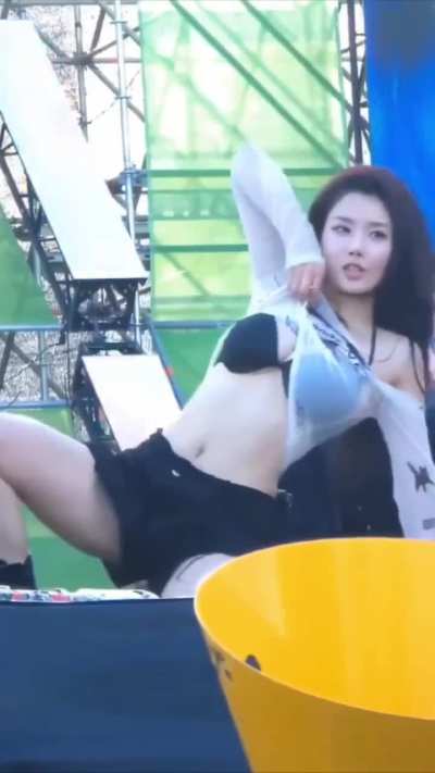 J-CUP MOMMY EUNBI SHOWING WHAT WATERBOMB IS ALL ABOUT