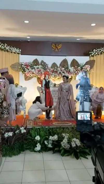 A video from Indonesia went viral when a group of friend surprised the bride by bringing her husbando to the wedding.