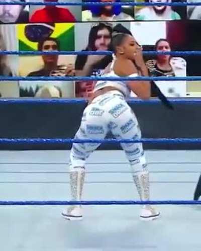 Bianca Belair smacking that booty 🤤🍑😍