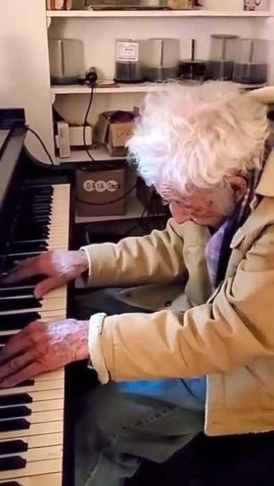 94-year-old Philip Springer plays the 1st movement of Beethoven’s “Moonlight Sonata”!! 🌟