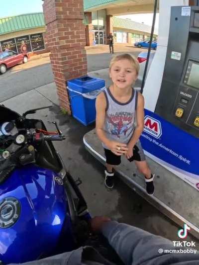 good guy lets an excited kid touch his motorcycle 