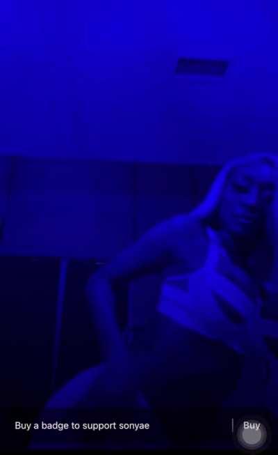 Sonyae Lit💙 them milk jugs popping out on this live anyone good with editing try and make this brighter