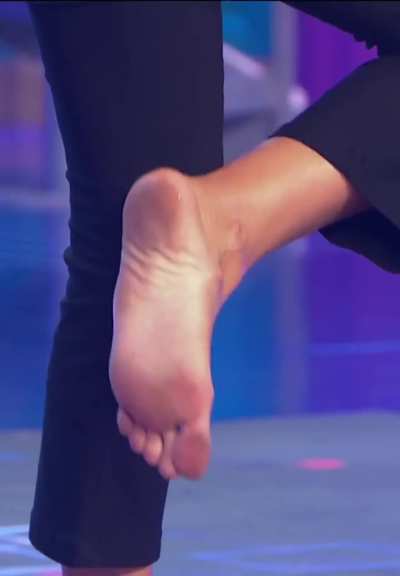 Caterina Balivo shows her dirty foot 