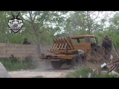 Opposition engineers target Syrian positions with a homemade multi-barreled mortar technical - 4/3/2013