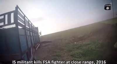 Isis militant kills fighter of the Syrian army close range (enemy visible)