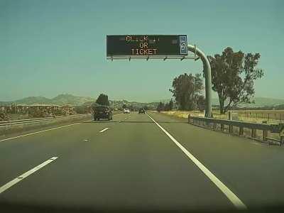 Roadrage: Truck overtakes on shoulder and brake checks white car