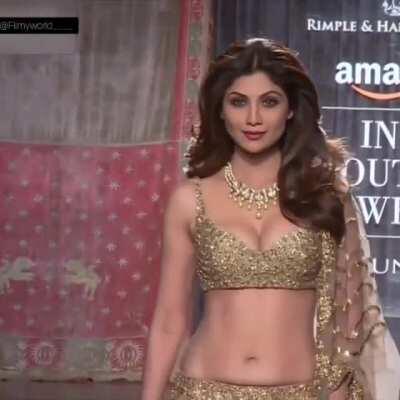 Shilpa shetty look so hot in this dress