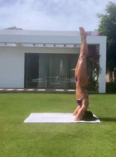 Dua Lipa yoga