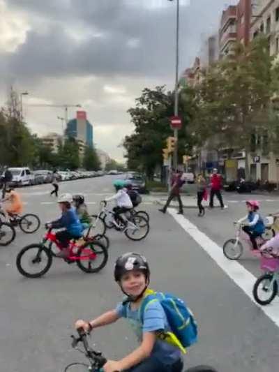 Some parents in Barcelona organized a bike ride to school for just five kids. Now entire neighborhoods are joining. They call it Bicibús – or Bike Bus.