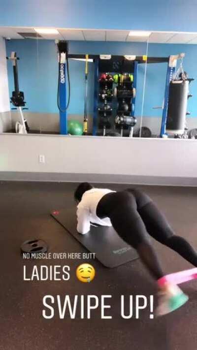 ASS JIGGLING IN THEM LEGGINGS