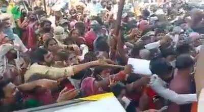 Migrants at Ghaziabad trying to register for Shramik Special trains