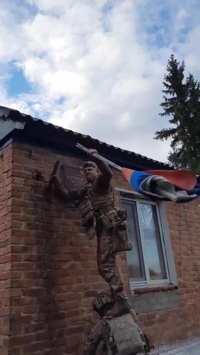 Kursk Update: AFU soldiers in Sverdlikovo remove the half rotten flag from the adminstration building. 