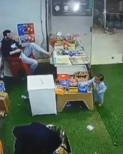 Massive robbery at convenience store