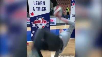 Harlem Globetrotter gets trolled by a basketball freestyler