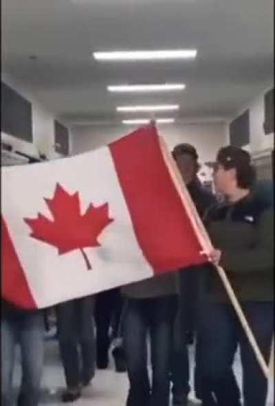 The “No Mask” protest movement is spreading. These Canadian students have had enough 🇨🇦 “No masks! No masks! No masks!” Video via @CovidRedPills @VigilantFox