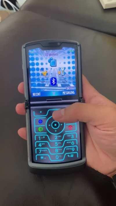 This app turns the new Razr smartphone into the original Razr