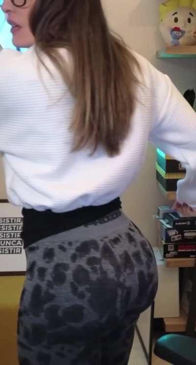 Pettans showing off her fat 🍑 (12/02/2023)