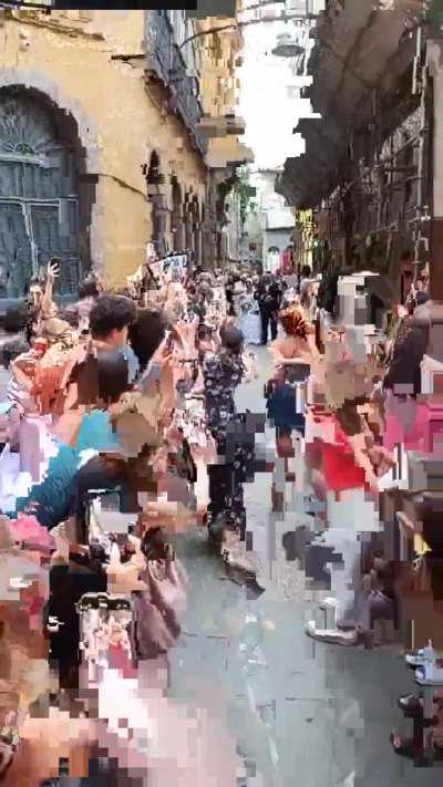 Uma noiva teve que passar no meio de uma roda de samba pra chegar na Igreja Nossa Senhora da Lapa dos Mercadores, na Rua do Ouvidor. Resultado: dezenas de desconhecidos comemorando o casamento