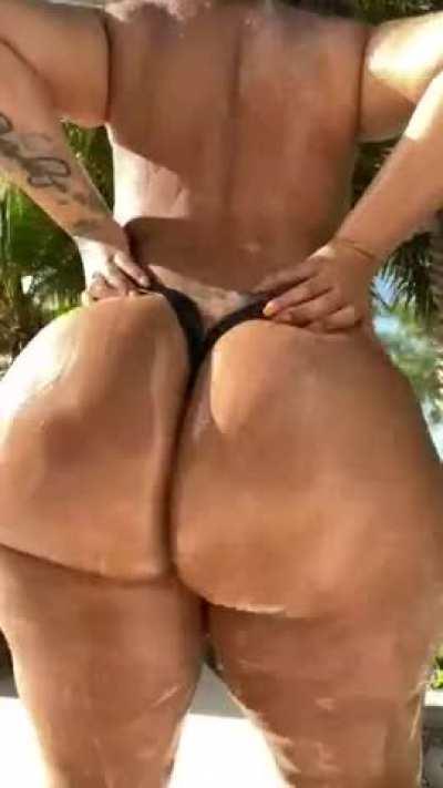 r/BigBodyBenzz for more women shaped like this 😩😭😍🍑🔥