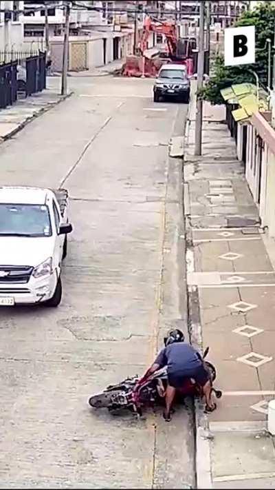 In Guayaquil, a motorcycle robbed a woman in broad daylight.