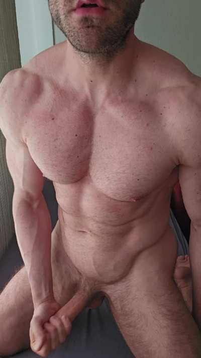 Wanna play with a 6'7&quot; muscular daddy?