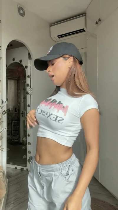 Avneet Kaur & Her Navel In White Top