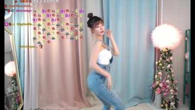 Berry dancing to Move by Taemin