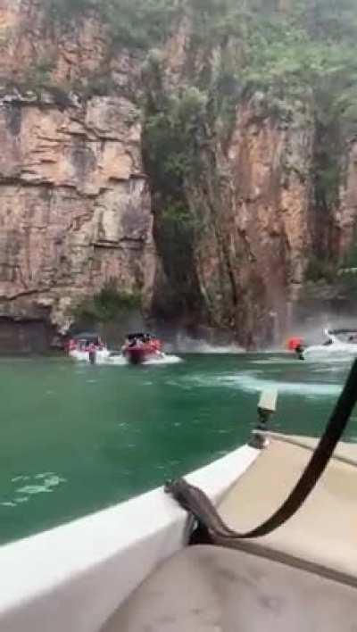 Big stone falls on boats - Today/Brazil