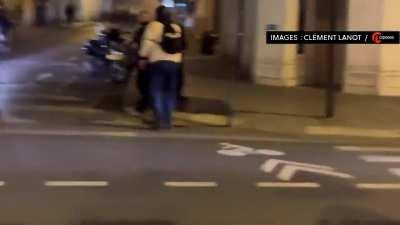 Paris : Ce policier donne un coup de pied dans un pauvre homme a terre avant d'hurler sur un homme constatant l'injustice.