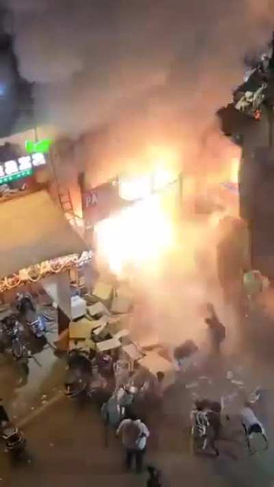 Fire broke out at a cracker shop in India!