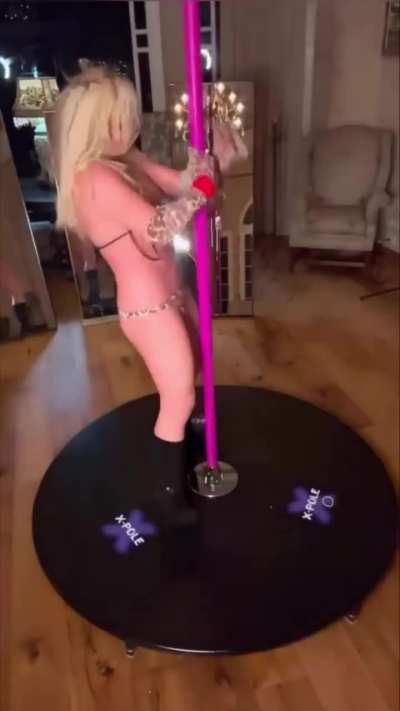 Britney Spears Pole Dancing!