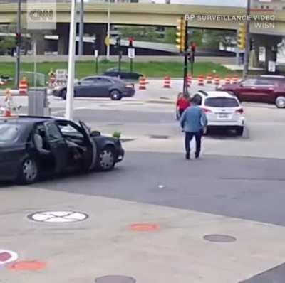 Determined Woman Prevents Her Car From Being Stolen In Broad Daylight